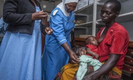 La vaccination contre le paludisme à grande échelle en Afrique "va bientôt commencer", affirme Gavi