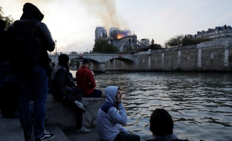 Dans les flammes, Notre-Dame de Paris vacille sous les yeux de la foule
