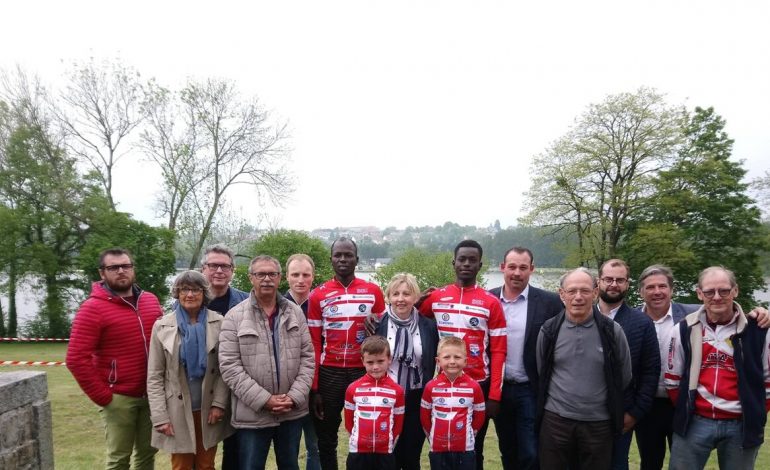 Moussa Ndiaye et Bécaye Traoré accueillis par le vélo-club de La Ferté-Macé