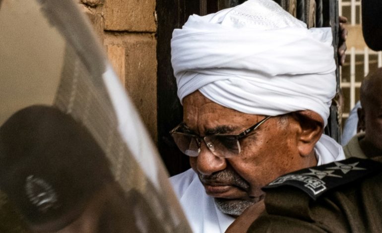Le président déchu Omar el-Béchir déféré au parquet de Khartoum