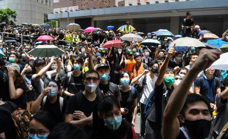 La police de Hong Kong menace de sévir après le blocage « illégal » de son QG