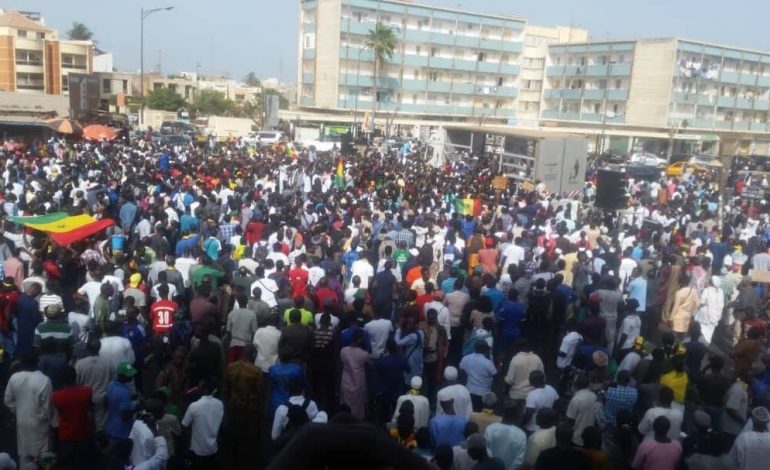 Des milliers de Sénégalais marchent pour exiger la transparence sur les ressources naturelles