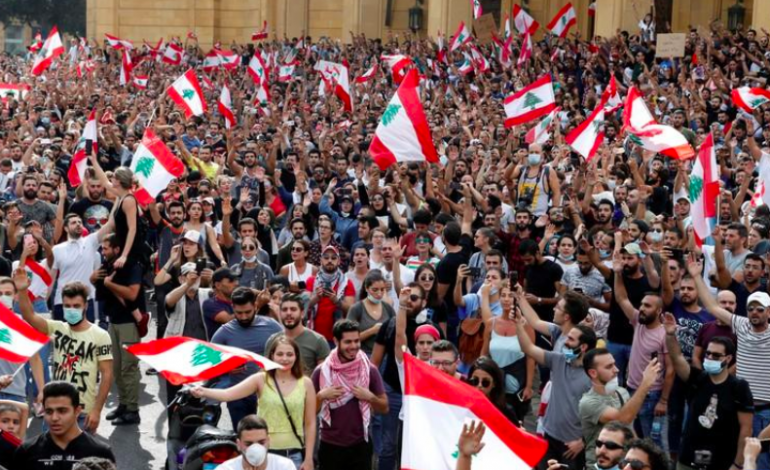 Les libanais continuent de manifester malgré les démissions
