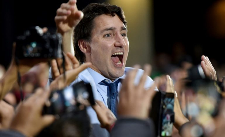 Justin Trudeau visé par des jets de gravier lors d’un déplacement électoral