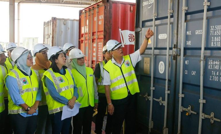 Plusieurs centaines de containers de déchets renvoyés à leurs expéditeurs par la Malaisie