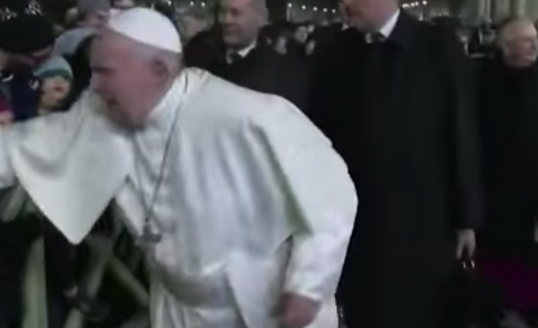 Le Pape François s’énerve contre une fidèle trop insistante