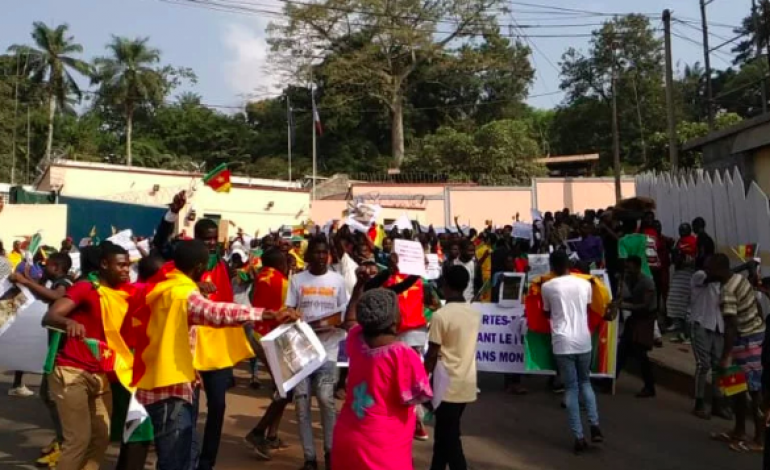 Des centaines de jeunes camerounais manifestent devant l’ambassade de France à Yaoundé après les propos d’Emmanuel Macron