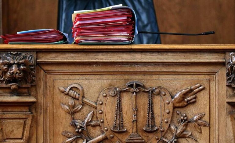 Refuser de donner son code de téléphone en garde à vue peut constituer un délit, estime la Cour de Cassation française