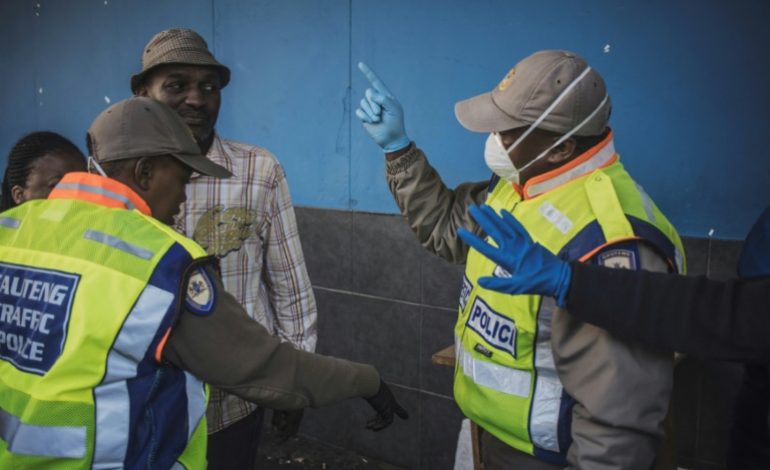 Le coronavirus fait ses deux premiers morts en Afrique du Sud, plongée en confinement
