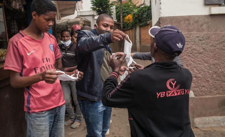 Ceux qui ne portent pas de masques à Madagascar balaieront le trottoir