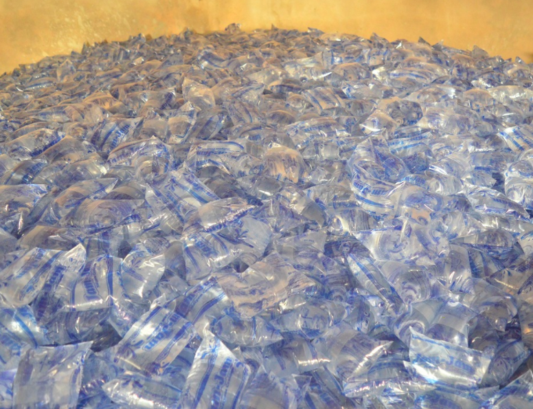 Le fléau environnemental des sachets d'eau en plastique au Sénégal