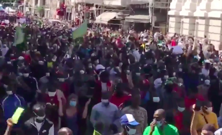 Des milliers de sans-papiers défilent à Paris pour demander leur régularisation