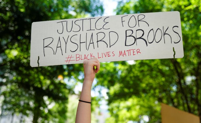 Un policier d’Atlanta tue un homme noir, la cheffe de la police démissionne