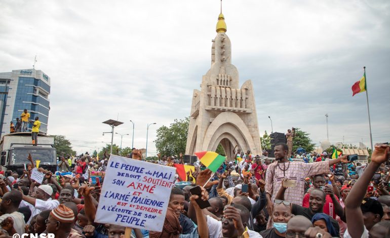 Des milliers d’opposants fêtent la «victoire du peuple» après le coup d’État