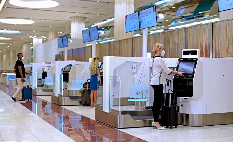 Emirates introduit des kiosques en libre-service pour l’enregistrement et le dépôt des bagages