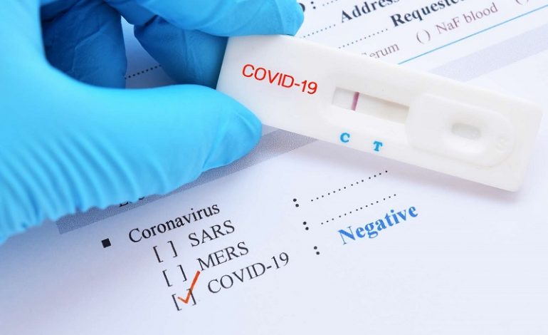 Les Etats-Unis vaccinent, la France teste massivement contre le Covid-19