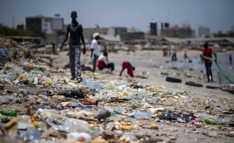Des centaines de milliers de granulés de plastique jonchent les côtes du monde