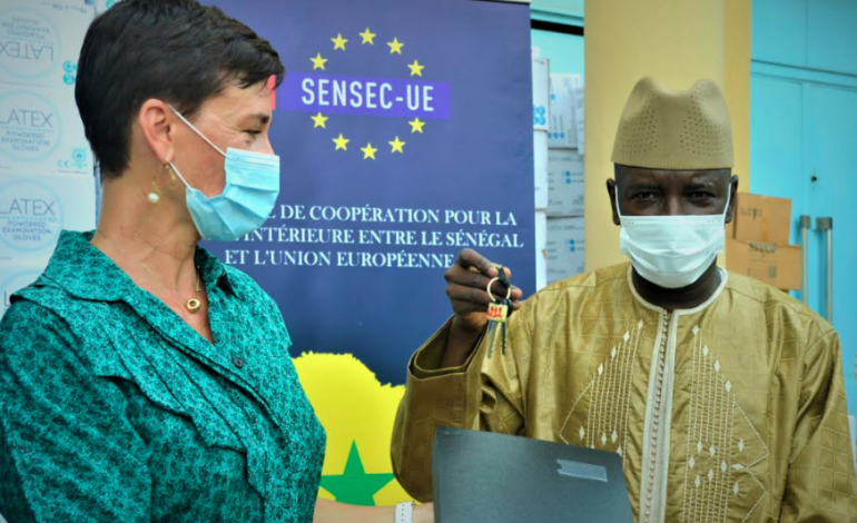 L’UE remet des moyens techniques et des produits sanitaires aux forces de sécurité intérieure sénégalaises dans le cadre de la Covid