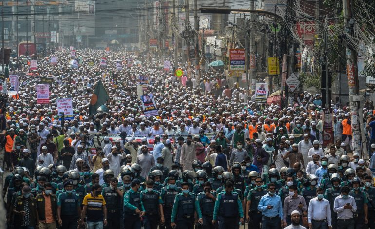 Des dizaines de milliers de Bangladais manifestent contre la France apres les propos de Macron