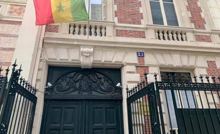 La diaspora sénégalaise envahit les consulats de Paris et de Bordeaux pour manifester son mécontentement