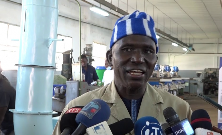 Le chercheur Sénégalais Sanoussi Diakhité, invente une moissonneuse à criquets