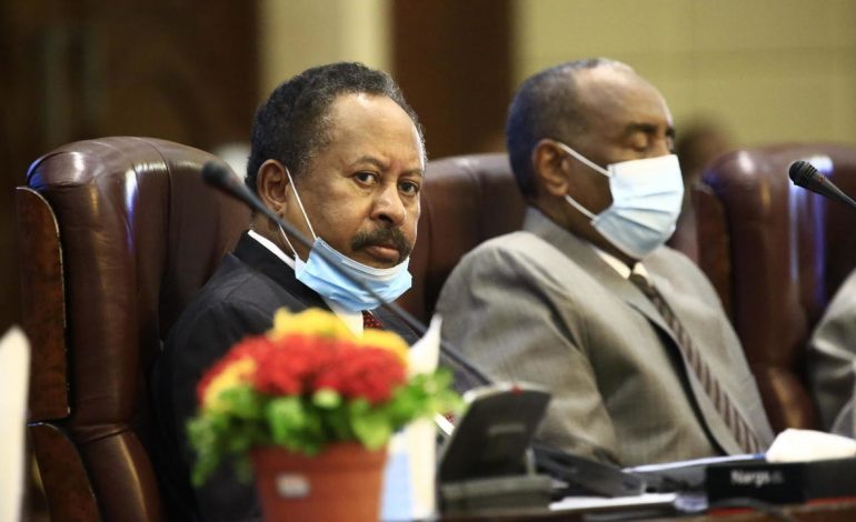 Militaires et civils soudanais signent un accord pour mettre fin à la crise politique