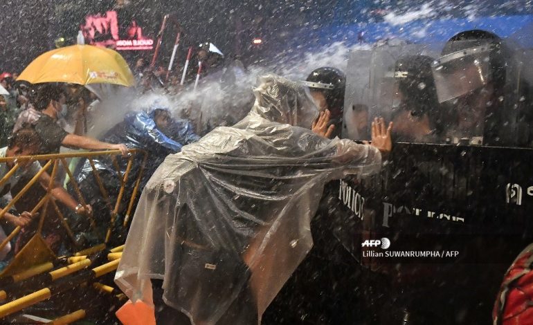 Les manifestants Thaïlandais augmentent la pression, le parlement convoqué en session extraordinaire