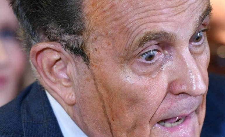 Accusations de fraude, teinture qui dégouline : la folle conférence de presse de Rudy Giuliani, l’avocat de Donald Trump