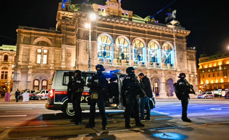 Chasse à l’homme à Vienne après l’attentat qui a fait au moins deux morts