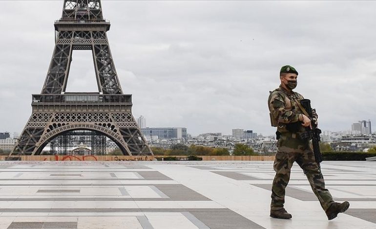 Fermeture d’établissements et couvre-feu prolongés en France