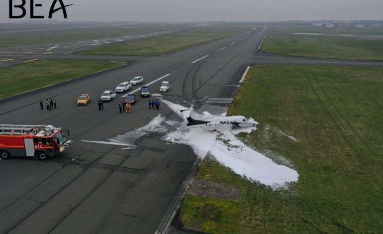 Un avion Embraer Phenom 100 atterrit «sur le ventre» au Bourget, quatre blessés