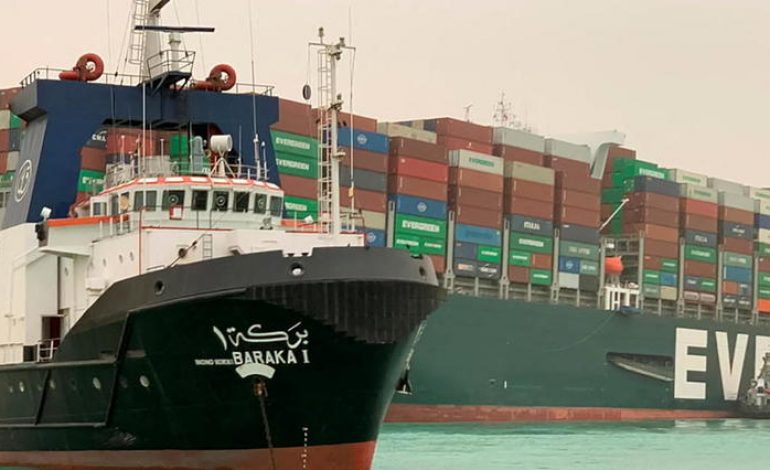 Le canal de Suez toujours bloqué par le porte-conteneur de 400 mètres