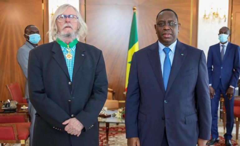 Le Pr Raoult séjourne à Dakar et reçoit la médaille de l’ordre national du Lion