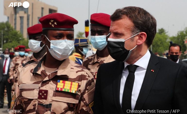 Aux funérailles d’Idriss Déby, Emmanuel Macron assure la junte de son soutien pour la «stabilité» du Tchad