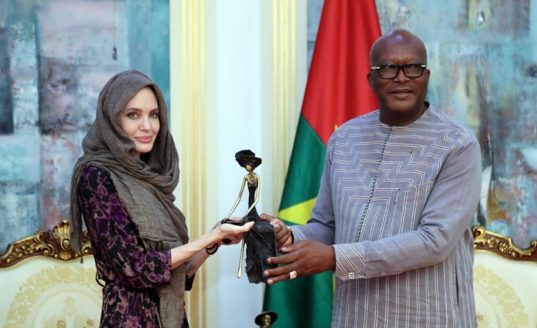 L’actrice américaine Angelina Jolie soutient des réfugiés maliens au Burkina