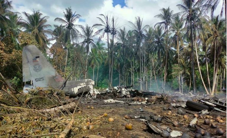 Crash d’un avion militaire aux Philippines: 50 morts, selon un nouveau bilan