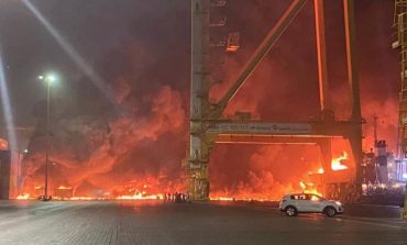 Violente explosion après un incendie dans le port de Jebel Ali