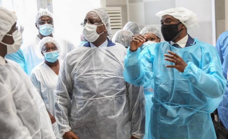 Macky Sall dans les Centres de Traitement des Epidémies de Dakar, 332.118 doses du vaccin Sinopharm réceptionnés