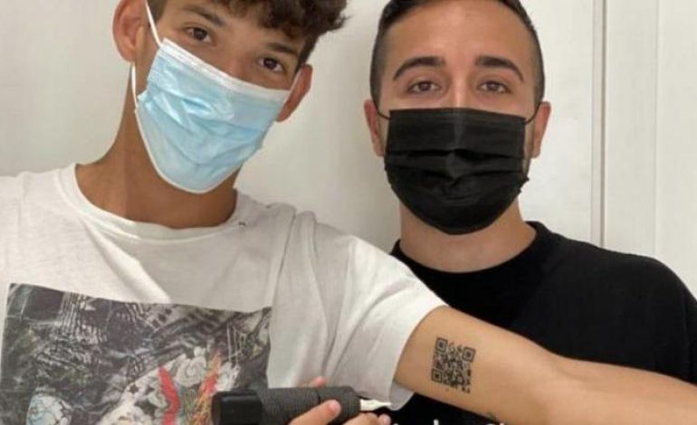 Andrea Colonnetta, un étudiant italien se fait tatouer son QR code sur le bras, preuve de sa vaccination
