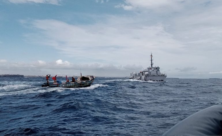 La Marine nationale vient au secours de 11 personnes et repêche un corps sans vie après le naufrage d’une pirogue