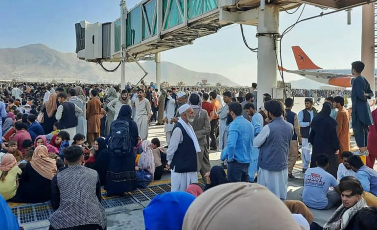L’Afghanistan aux mains des talibans, chaos total à l’aéroport de Kaboul