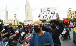 Plusieurs milliers de manifestants thaïlandais défilent en voiture contre le gouvernement