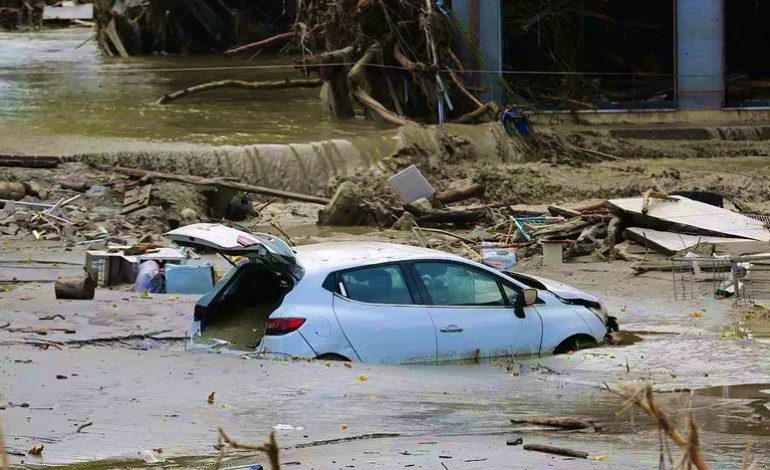 44 morts dans les inondations selon un bilan provisoire, les recherches se poursuivent