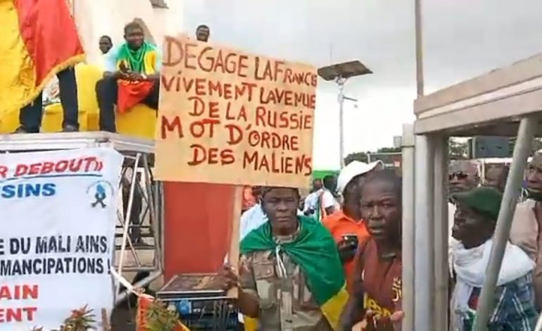 Des milliers de personnes manifestent à Bamako contre  »l’ingérence extérieure »