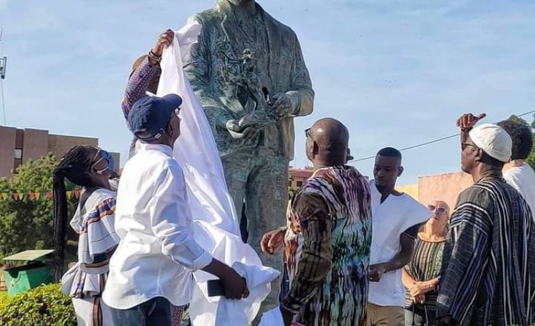 Inauguration d’une statue d’Alain Gomis sur la colonne des cinéastes à Ouagadougou, en marge du FESPACO