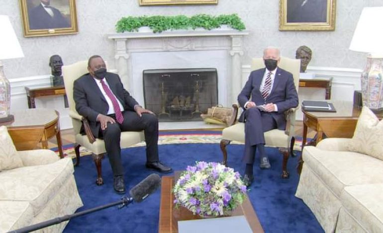 En recevant Uhuru Kenyatta, Biden annonce de nouveaux dons de vaccins pour l’Afrique