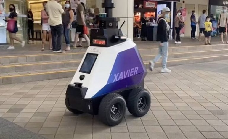 Des robots patrouilleurs à Singapour suscitent des craintes sur une surveillance exacerbée