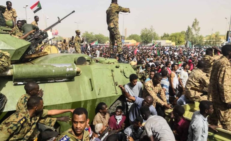 Coup d’Etat militaire au Soudan: le Premier ministre arrêté, la population dans la rue pour protester