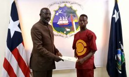Emmanuel Tuloe, un jeune chauffeur qui avait ramassé puis restitué 50.000 dollars nommé «ambassadeur de l’intégrité»