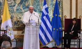 A Athènes, le pape Francois dénonce une Europe "déchirée par les égoïsmes nationalistes"